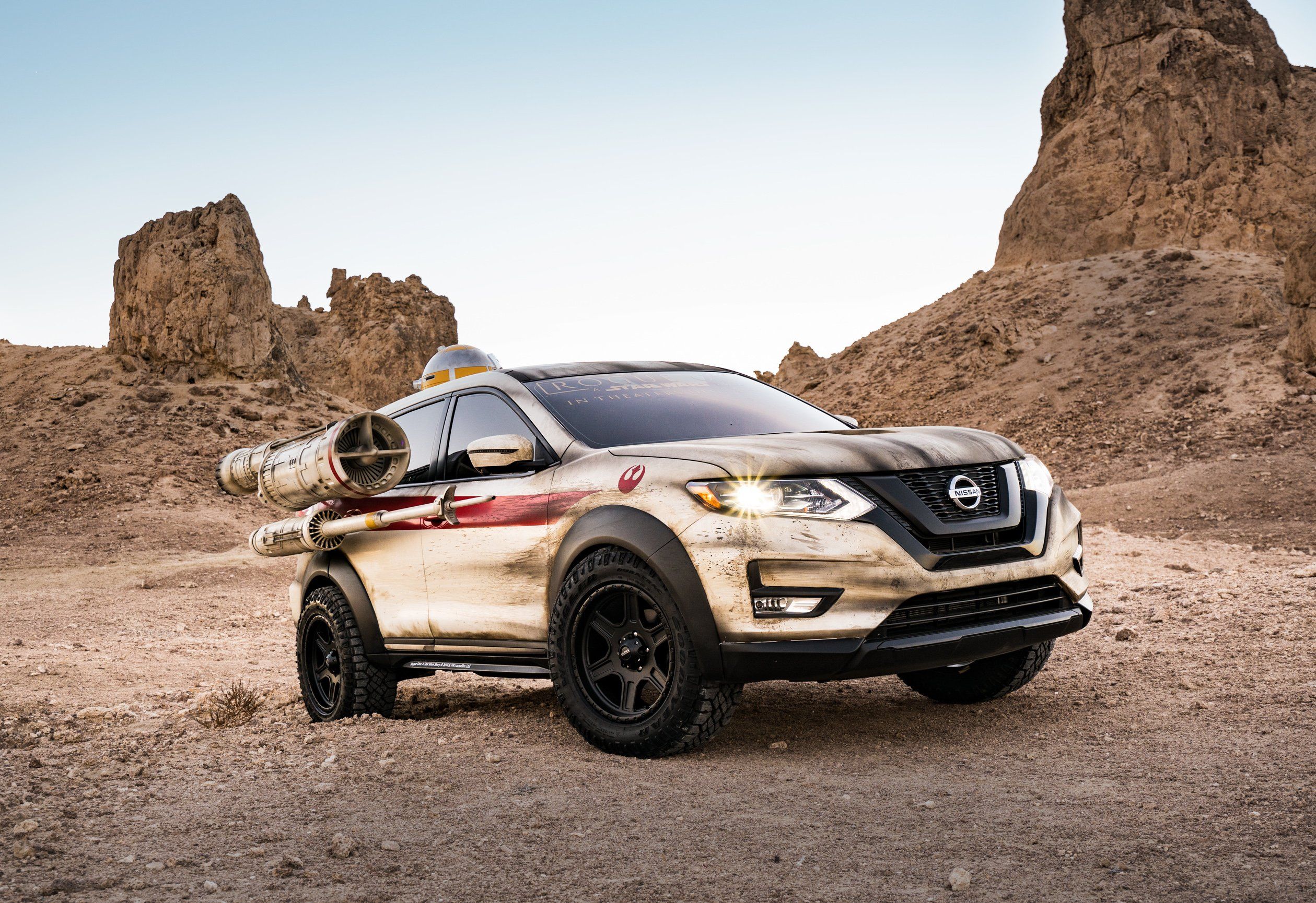Nissan_Star_Wars_X_wing_inspired_2017_Nissan_Rogue_01