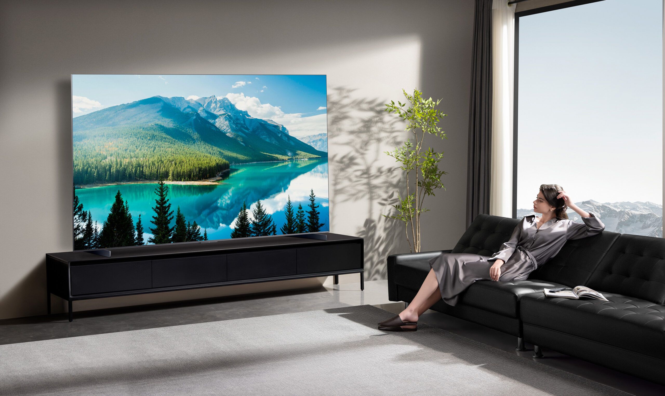 TCL Unveils Flagship QM8K TV With New Panel Tech And