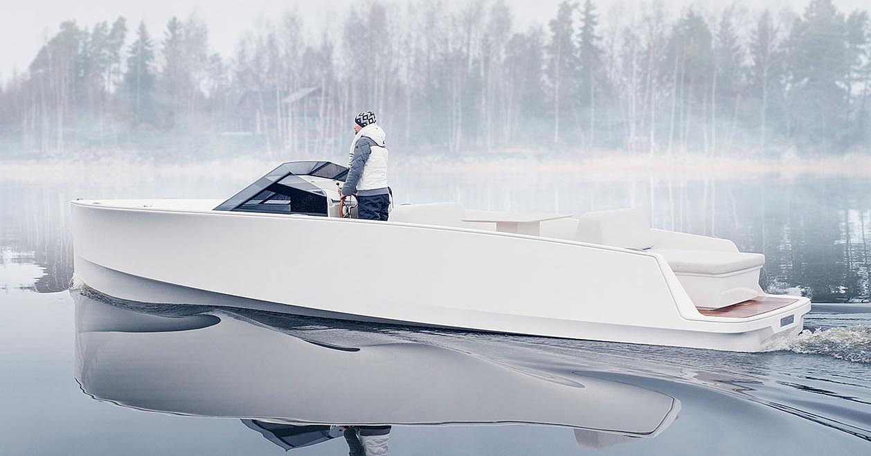 Electric Q30 Yacht