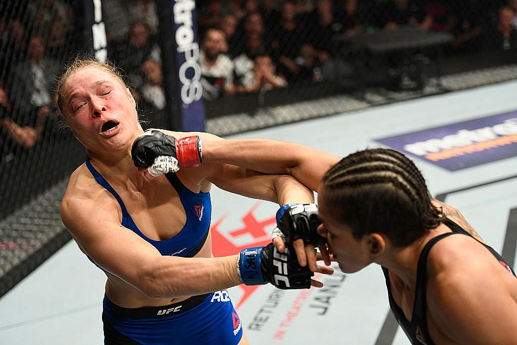 Amanda Nunes defeats Ronda Rousey