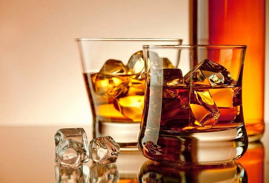 whiskey-drink-alcohol-ice-wallpaper.jpg