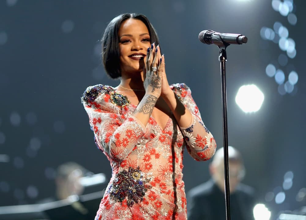 rihanna-statue-main.jpg