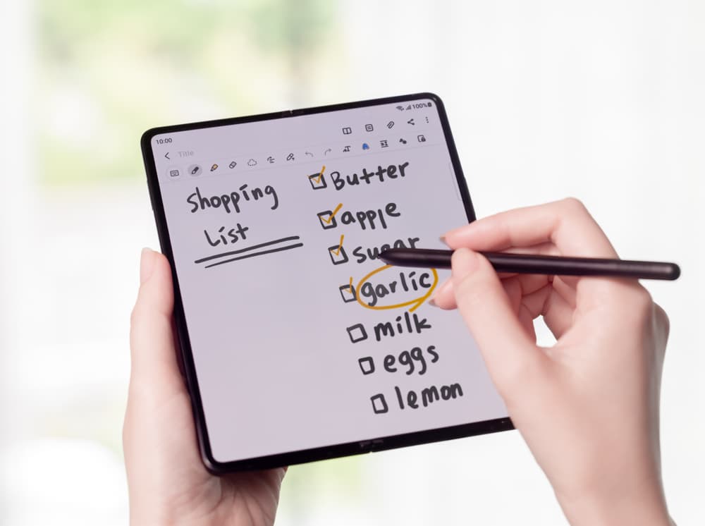 020_galaxyzfold3_5g_hands_on_s_pen_phantomblack