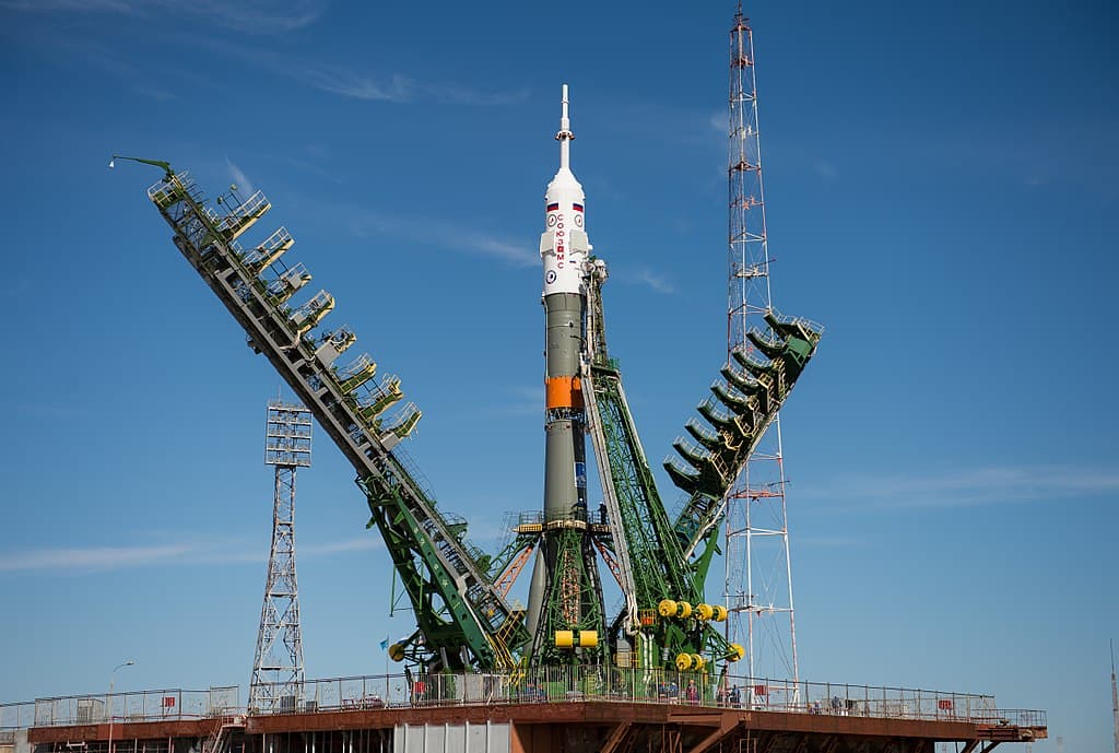 1024px-Expedition_51_Rollout_(NHQ201704170044)