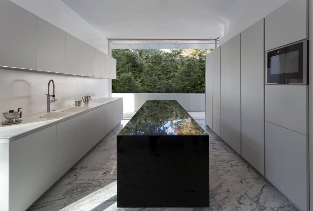 020-aluminum-house-fran-silvestre-arquitectos-1050x709.jpg