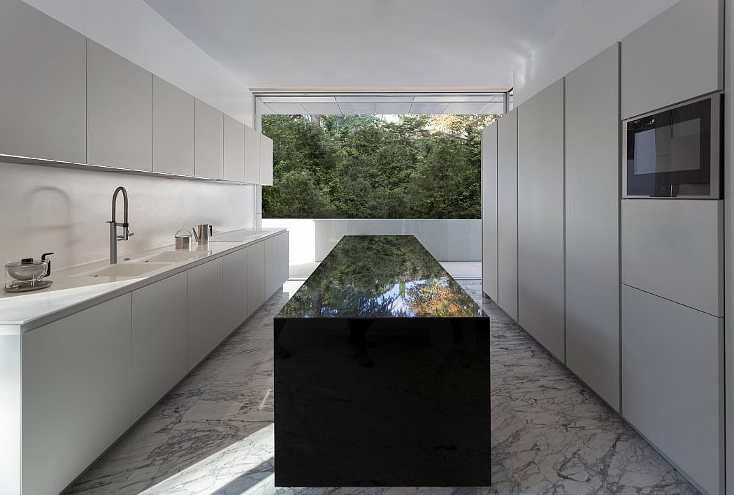 020-aluminum-house-fran-silvestre-arquitectos-1050x709.jpg
