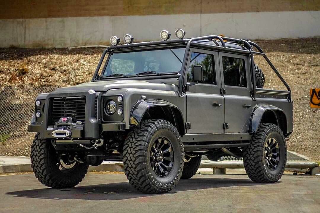 Spectre Land Rover Defender (5)