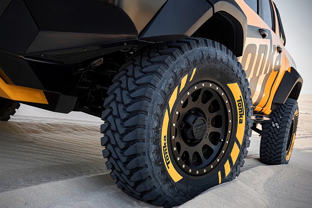 2017-Toyota-HiLux-Tonka-Concept-6