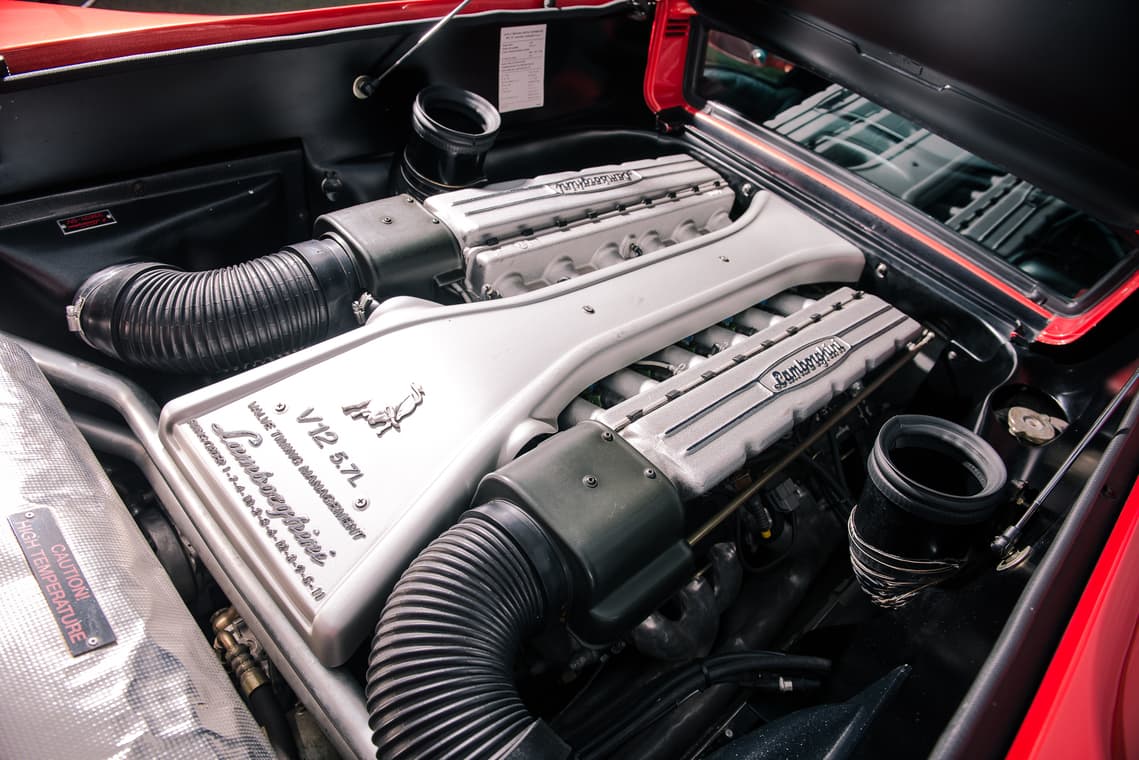 1999 Lamborghini Diablo SV engine.png