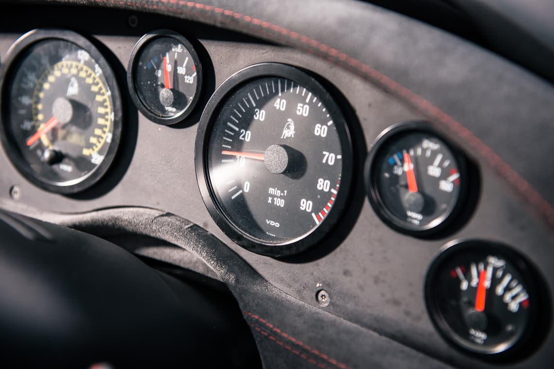 1999 Lamborghini Diablo SV instruments.png