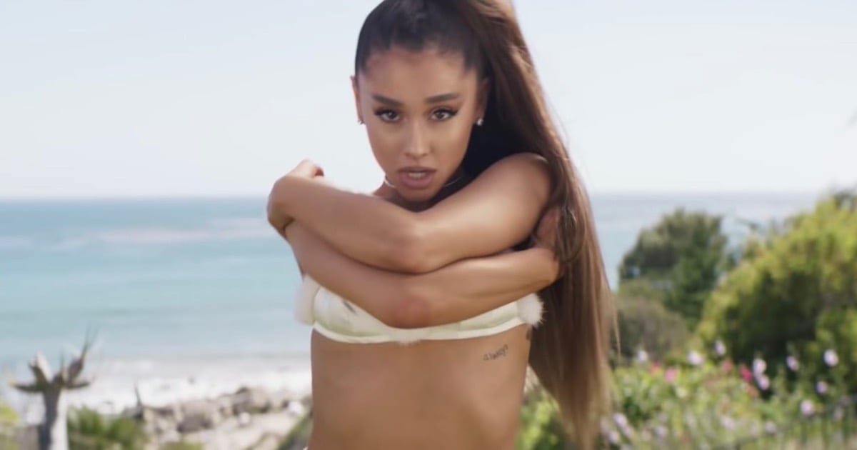 nicki-minaj-ariana-grande-bed-2