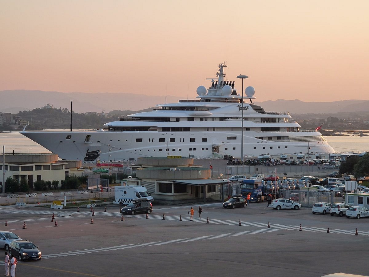 5-topaz--147-metres--483-feet-constructed-in-berlin-the-topaz-was-launched-in-2012-and-cost-527-million-361-million-to-build-it-has-a-gym-cinema-jacuzzi-and-conference-room.jpg
