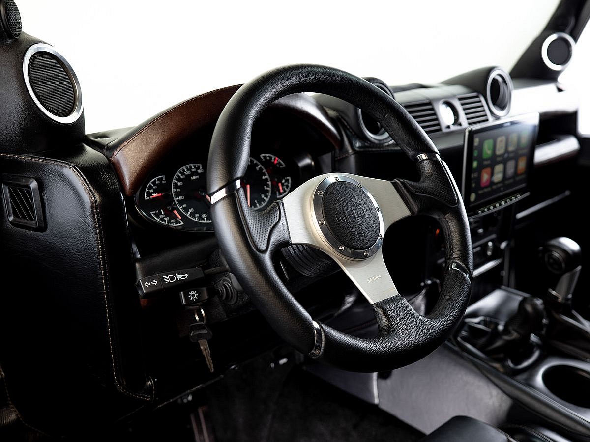Spectre Land Rover Defender (3)