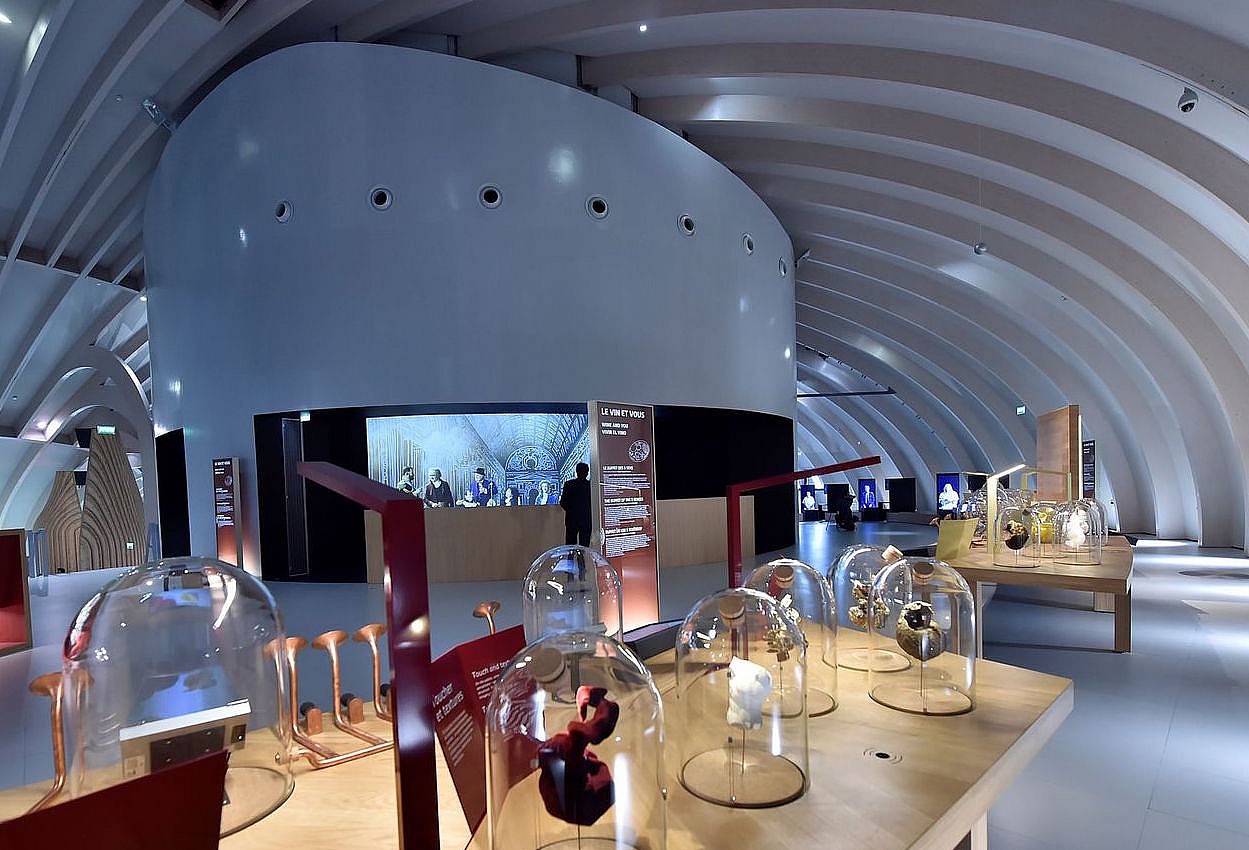 une-salle-d-exposition-de-la-cite-du-vin-a-bordeaux-le-24-mai-2016_5606663.jpg