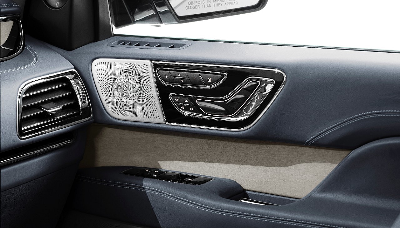 18LincolnNavigator_18_HR
