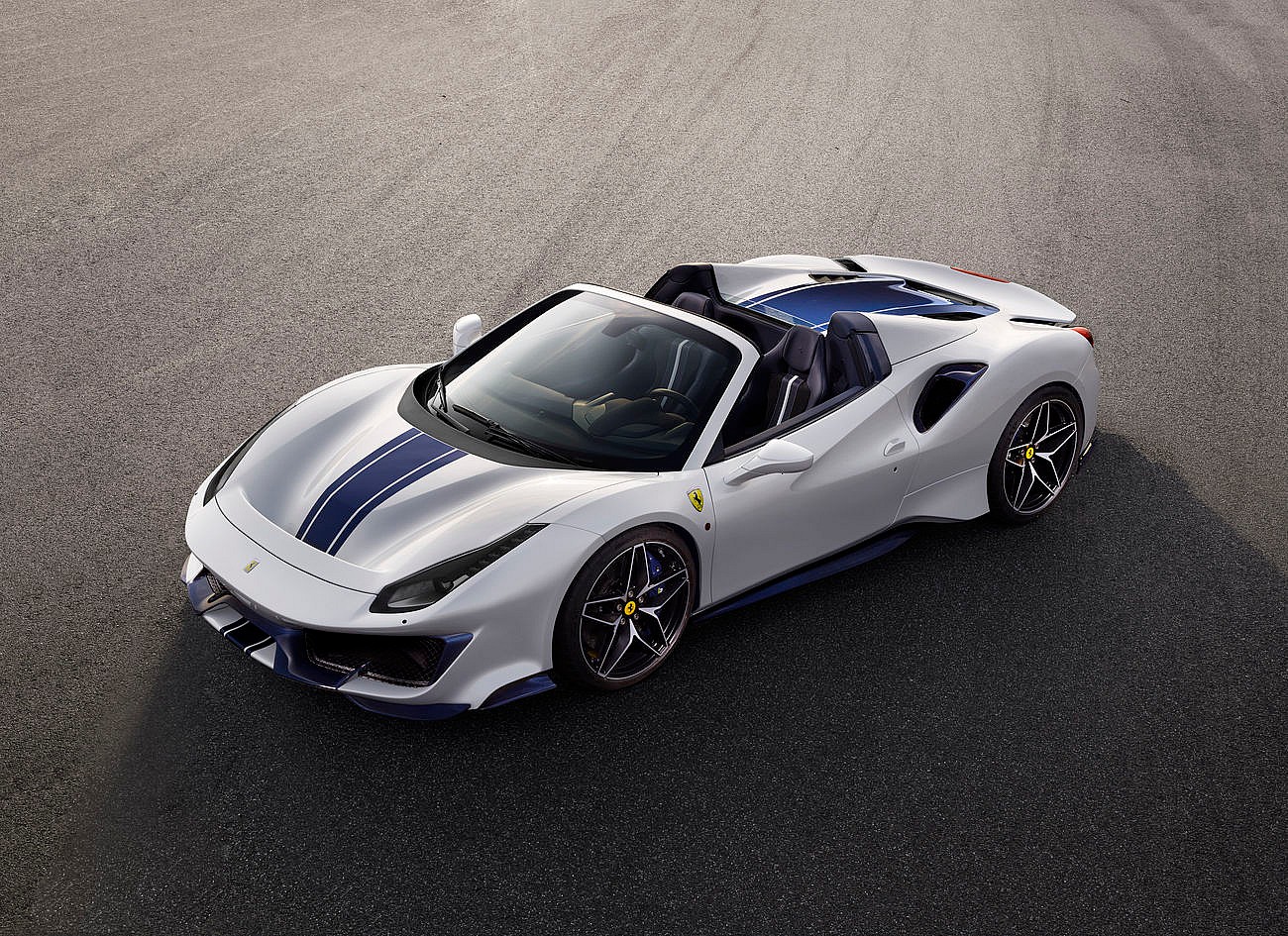 1_ferrari_pista_spider_front_3-4