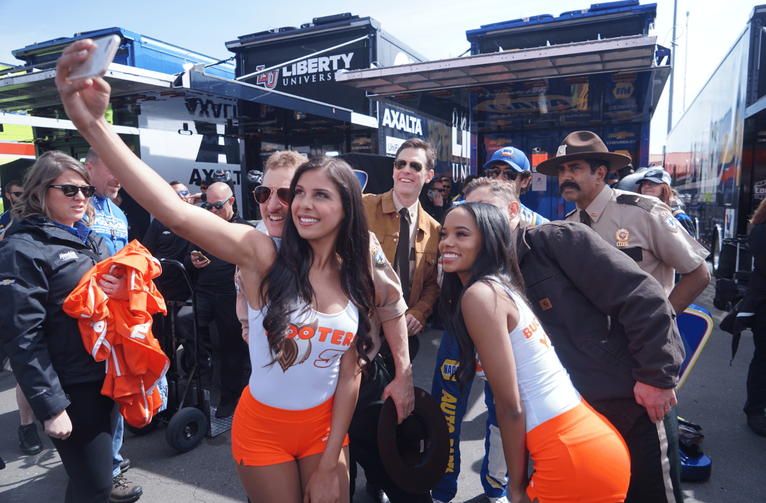 Super Troopers Hooters Cropped (4)