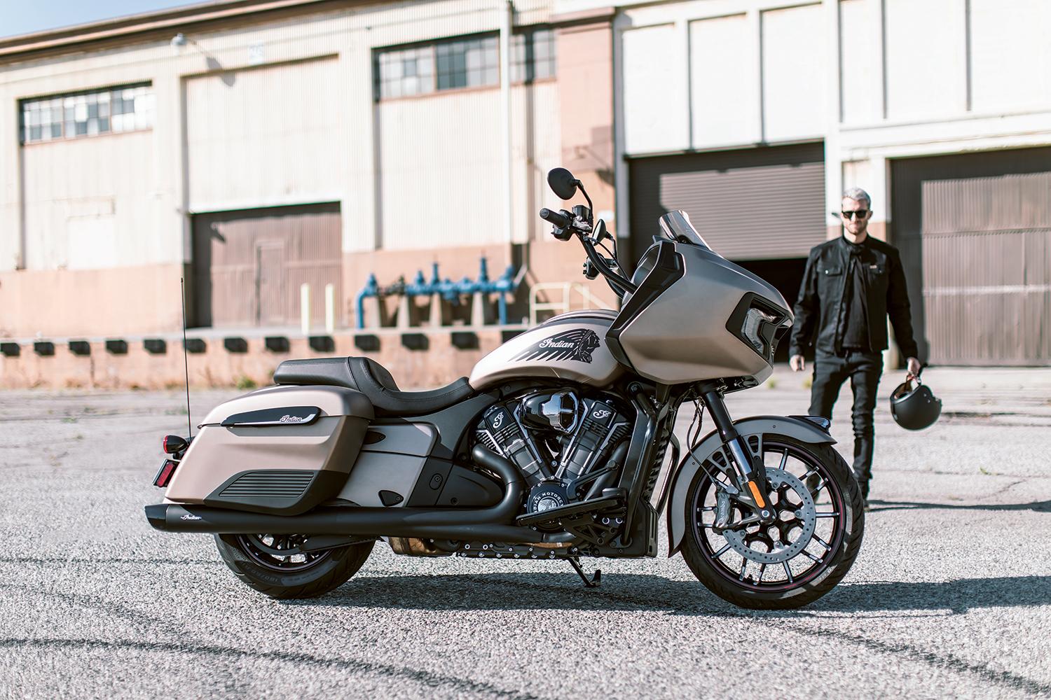 2020 Indian Challenger Dark Horse (2)