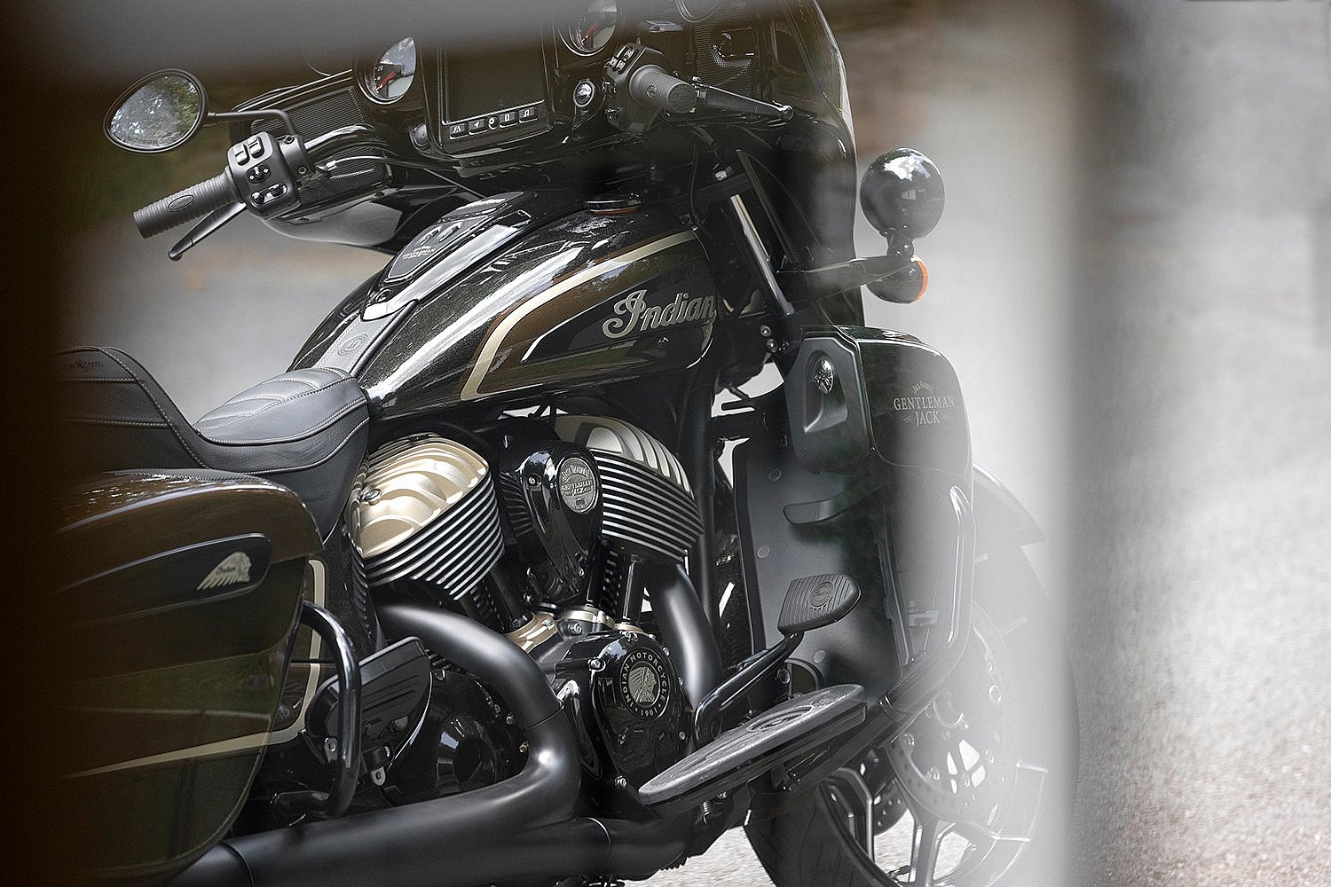 Jack Daniel's Limited Edition Indian Roadmaster Dark Horse (5)