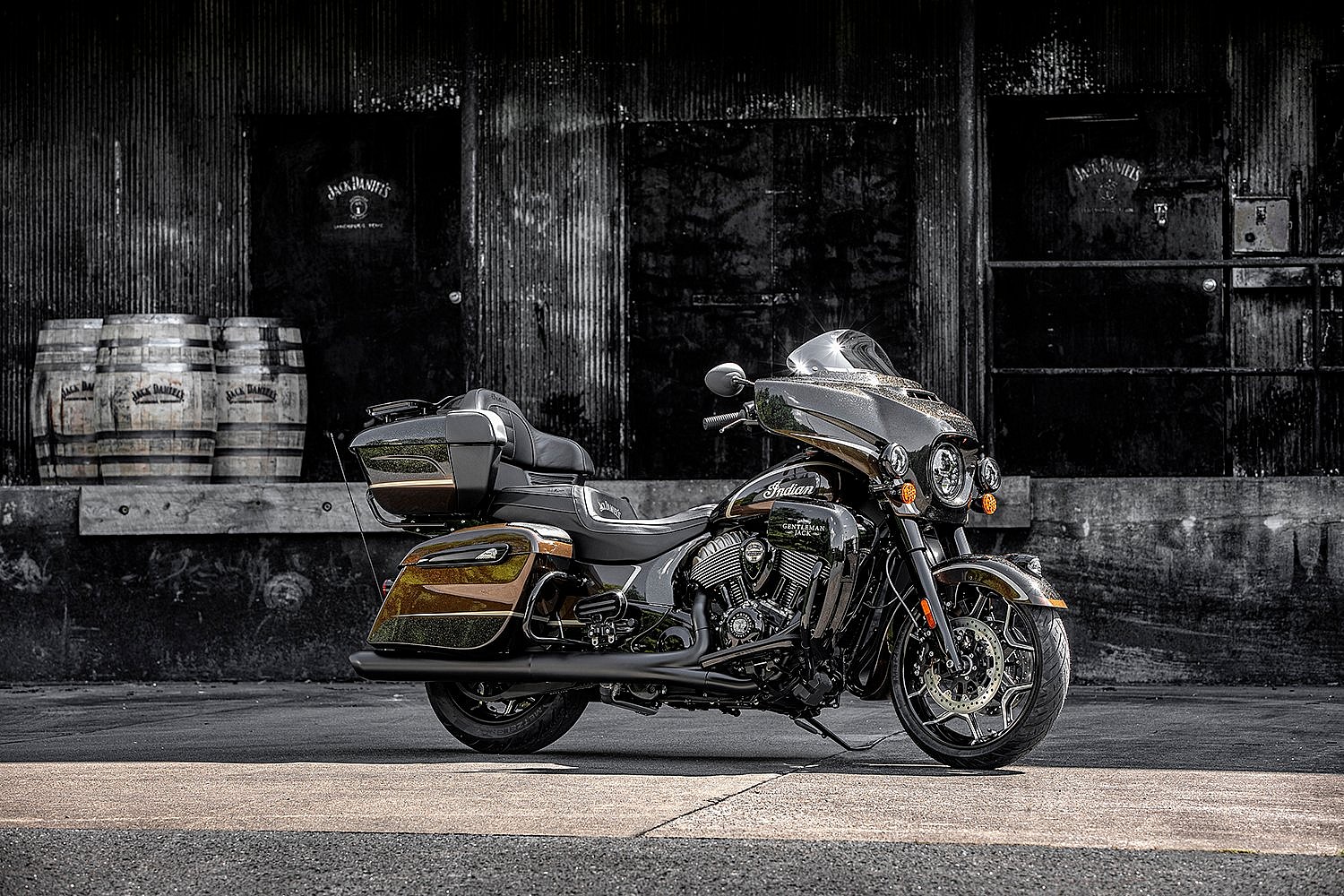 Jack Daniel's Limited Edition Indian Roadmaster Dark Horse (7)