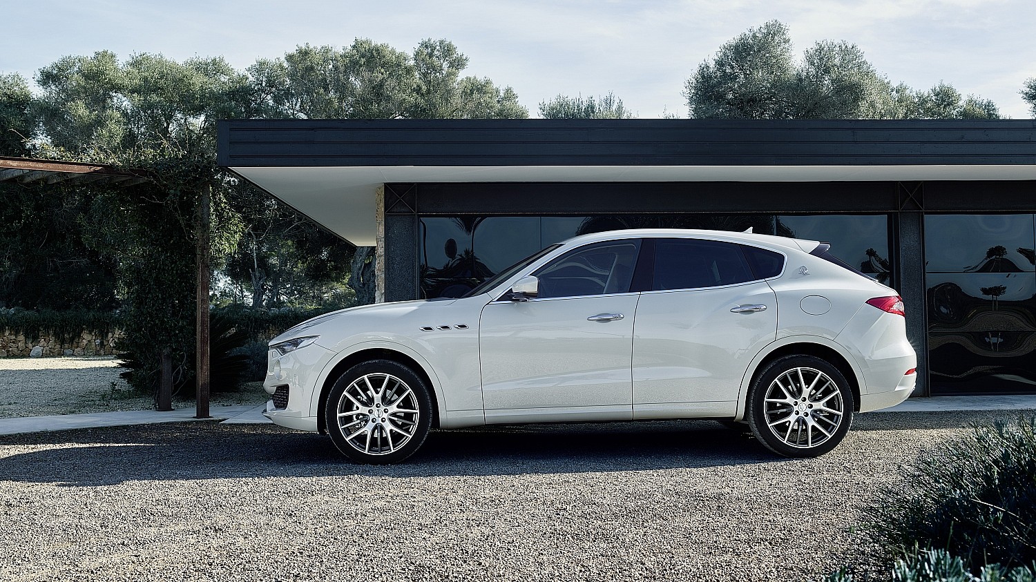 Small-719-MaseratiLevante.jpg