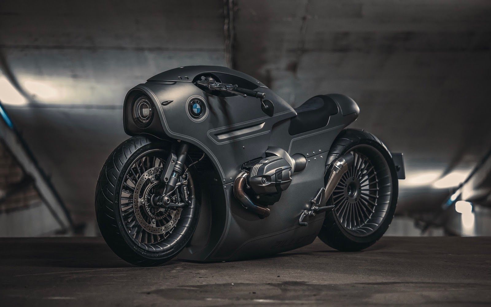Mikhail Smolânovym of Moscow's Zillers Garage teamed up with John Red Design to turn a BMW R NineT in to a menacing metal masterpiece that's straight out of a sci-fi flick.