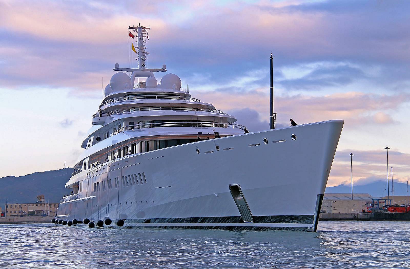 Luxury-superyacht-AZZAM-Photo-by-Giovanni-Romero-TheYachtPhoto.com_.jpg