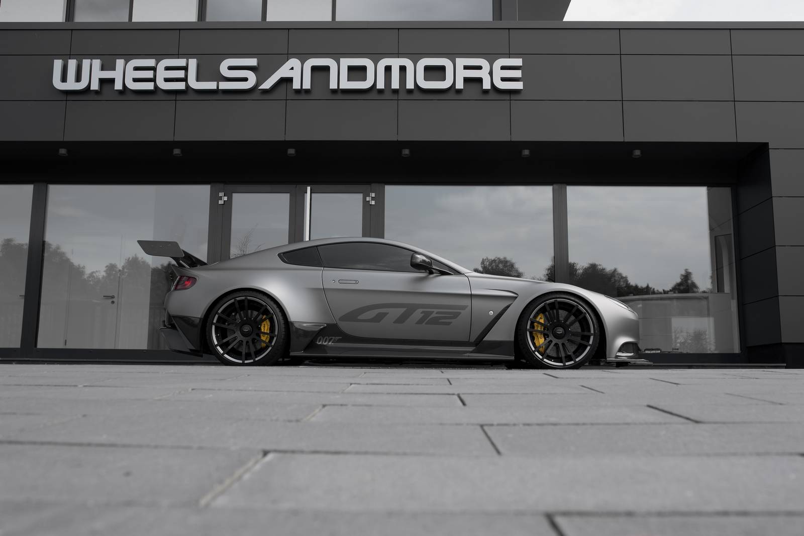 Aston-Martin-Vantage-GT12-5.jpg