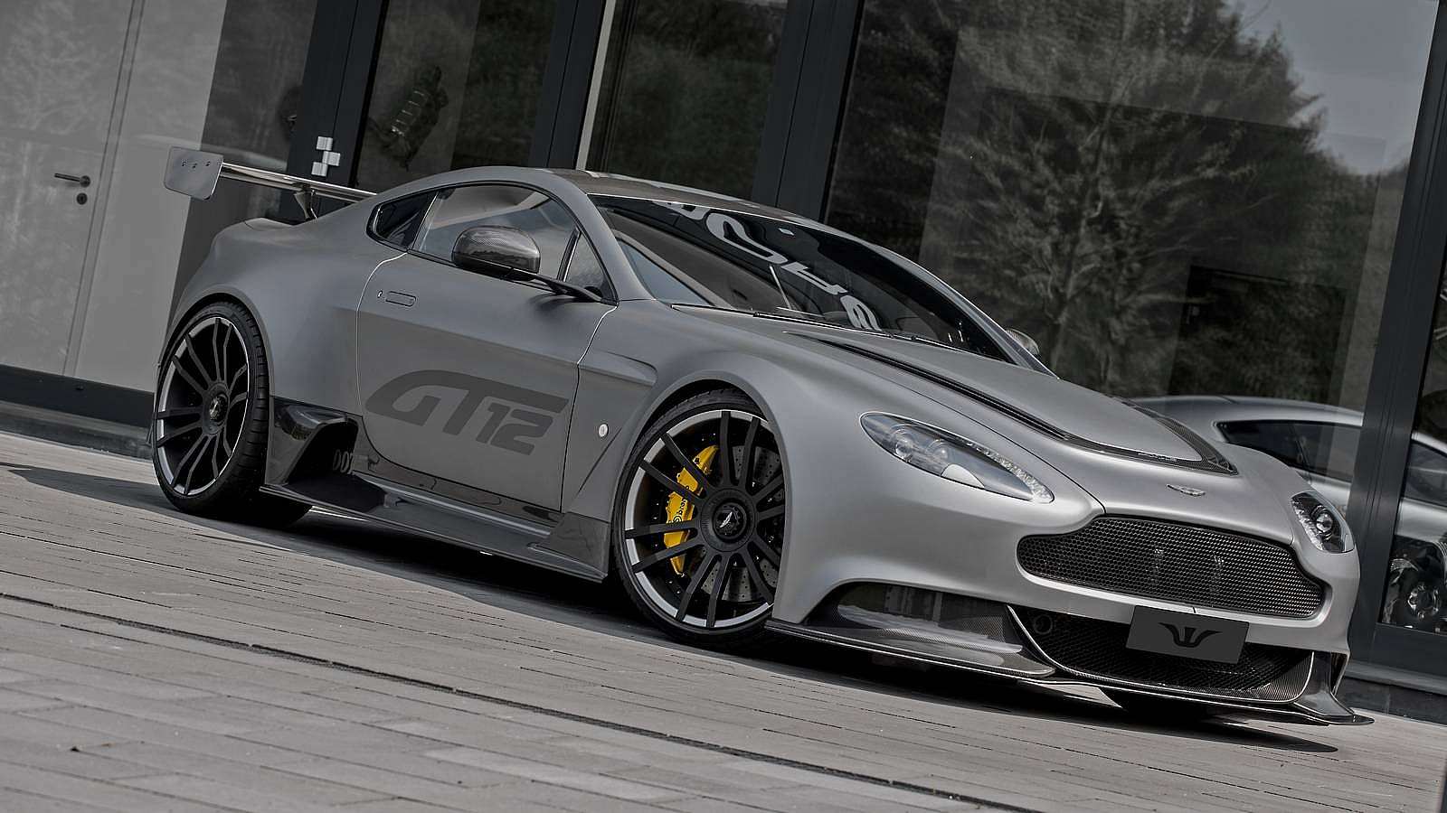 Aston-Martin-Vantage-GT12-3.jpg