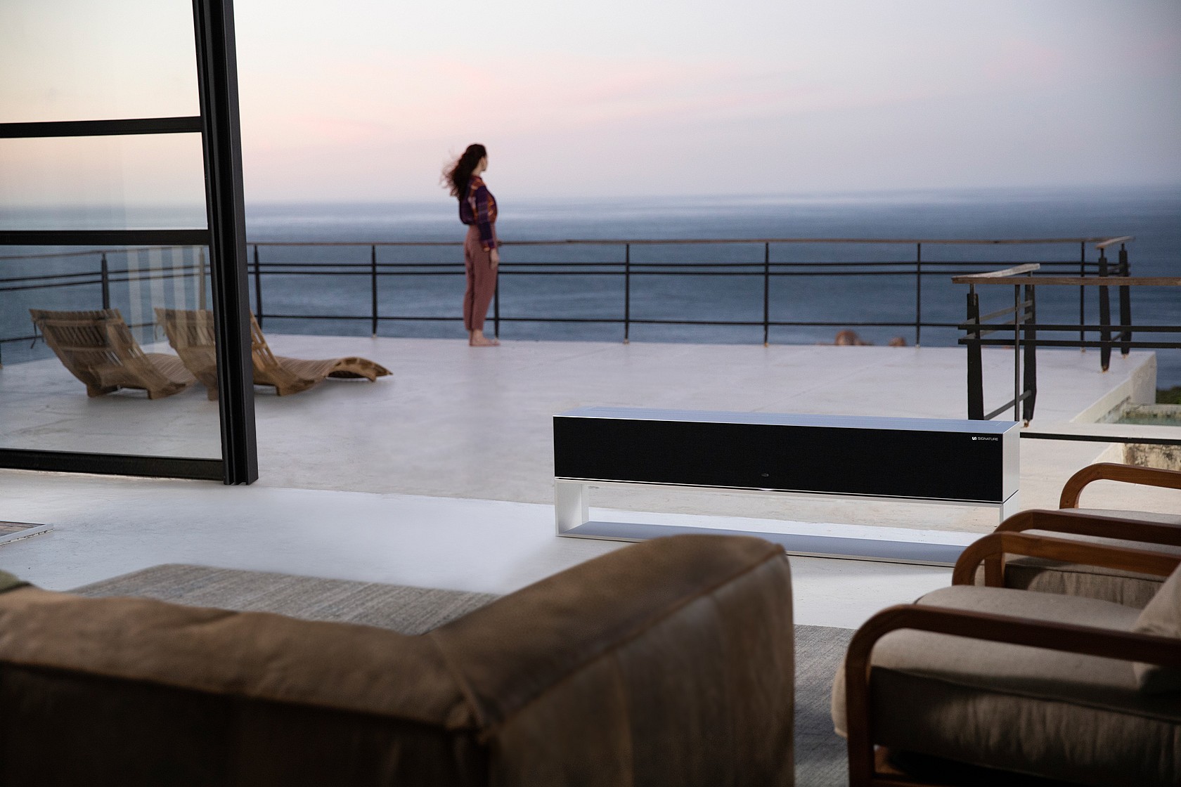LG-SIGNATURE-OLED-R_02-