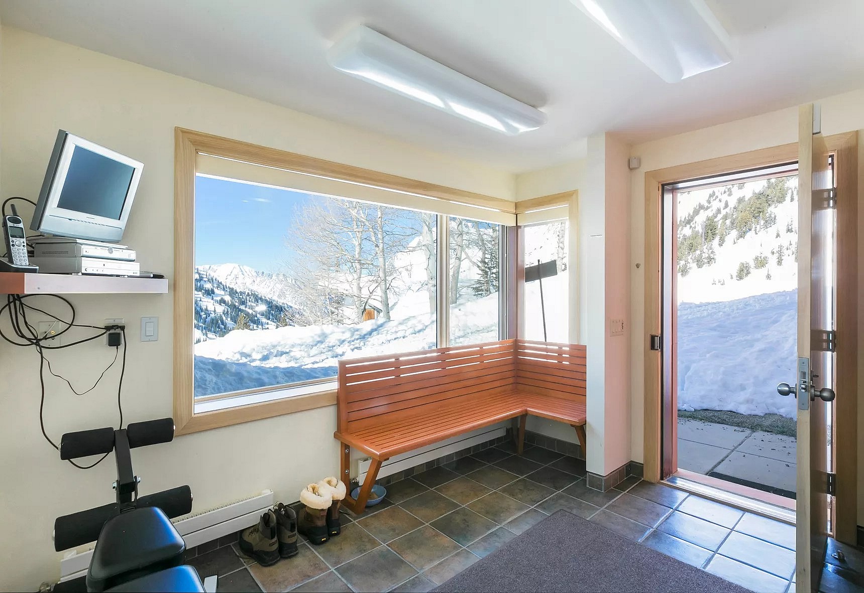 ENTRYMUDROOM1
