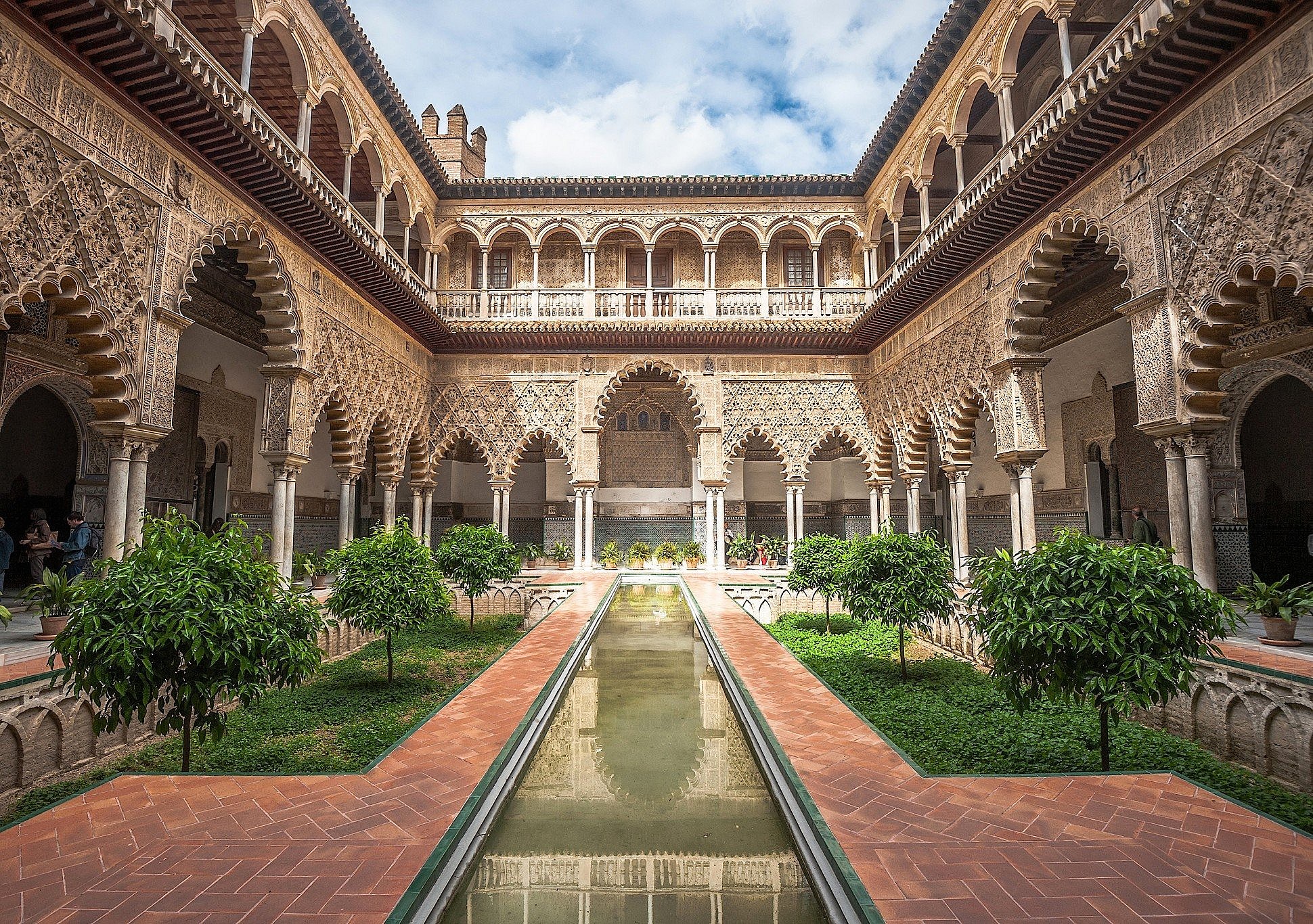 Seville_Patio-in-Royal-Alcazar-1940x1366.jpg