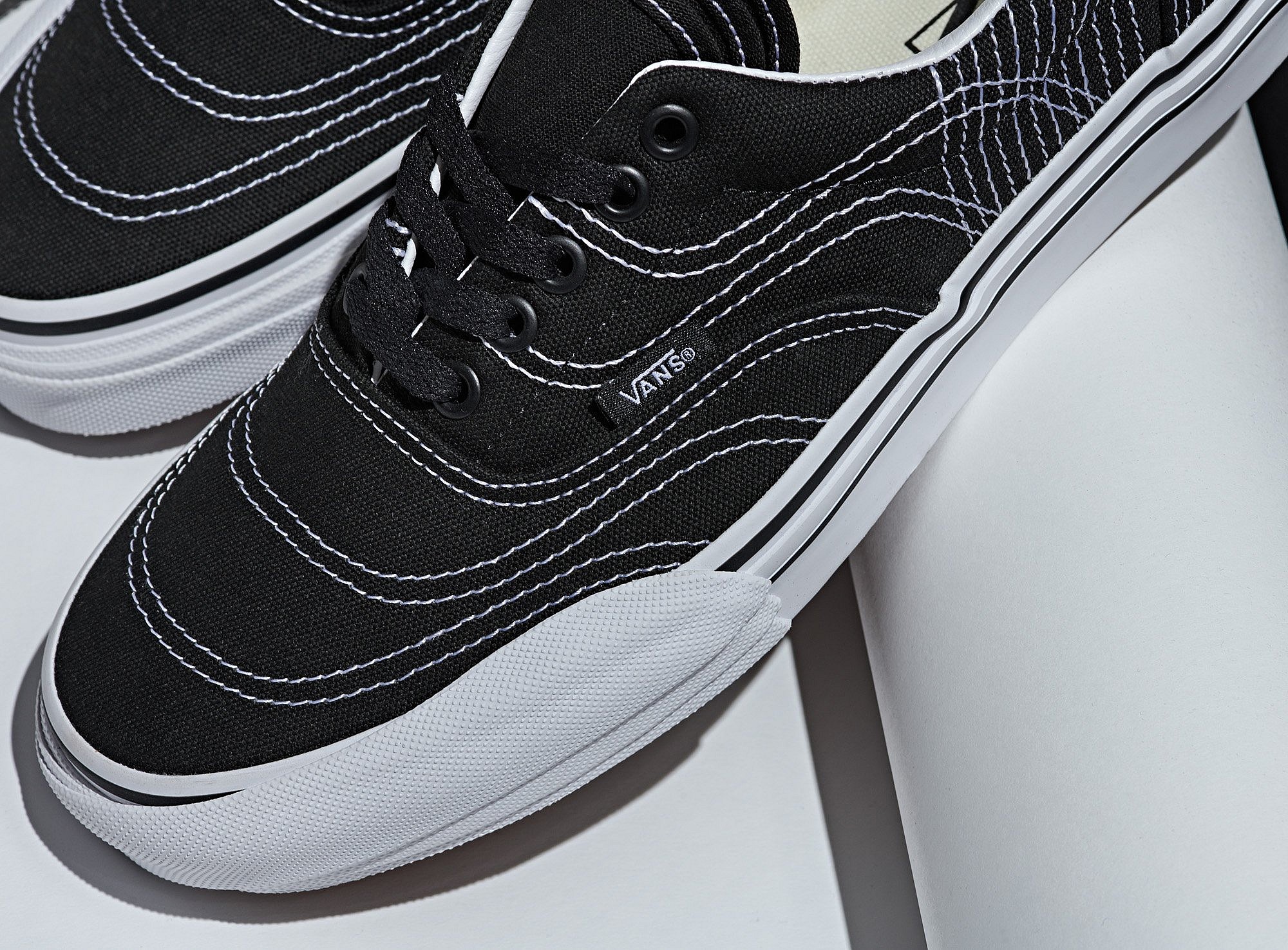 FA19_Classics_VN0A4BTMVY4_Era_VisionVoyage_Black-TrueWhite_Macro3