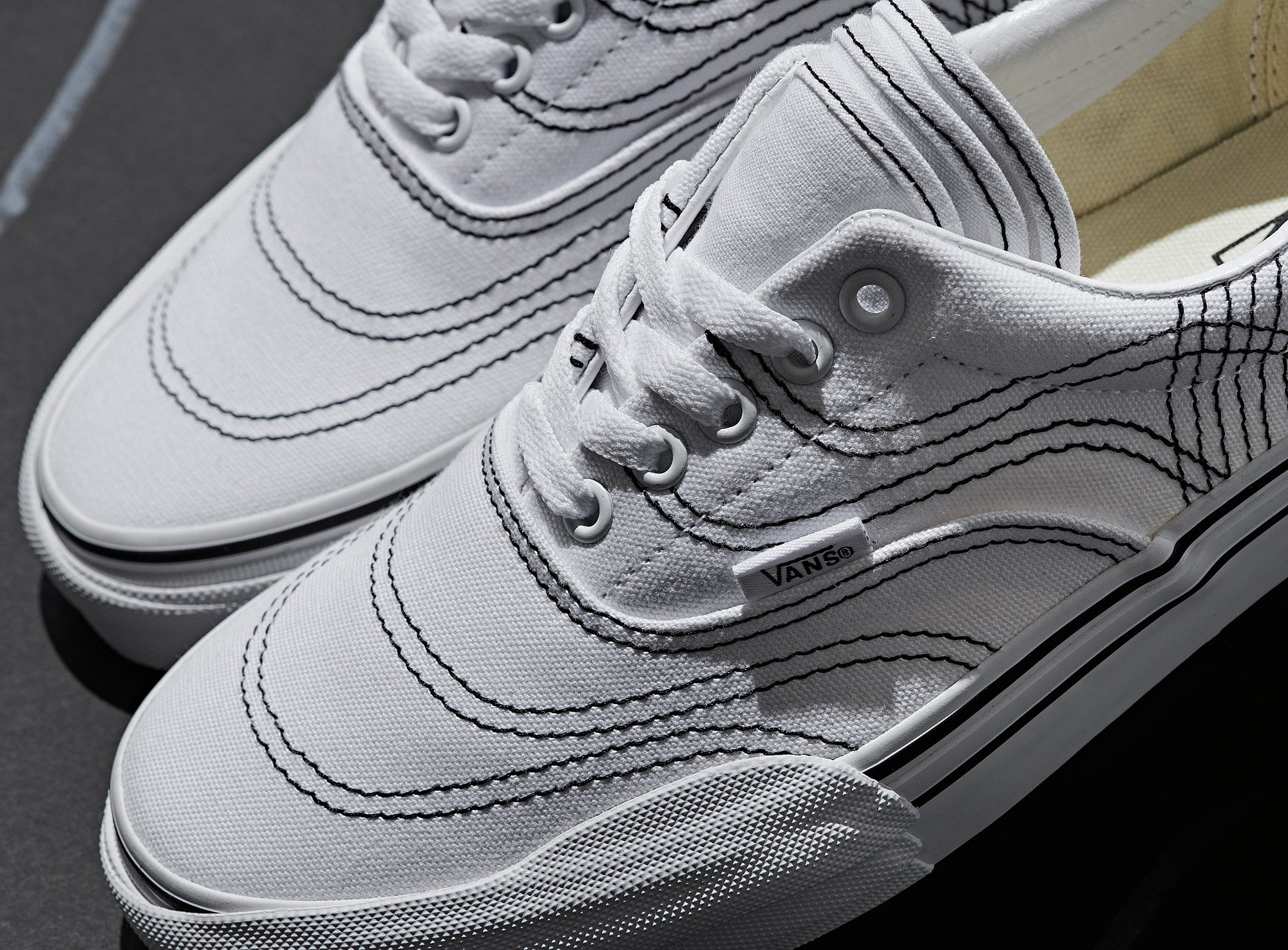 FA19_Classics_VN0A4BTMVY5_Era_VisionVoyage_Navy-TrueWhite_Macro1