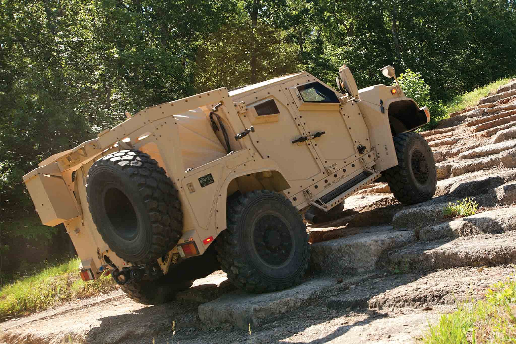 Oshkosh-JLTV-rear-three-quarter-in-motion-01