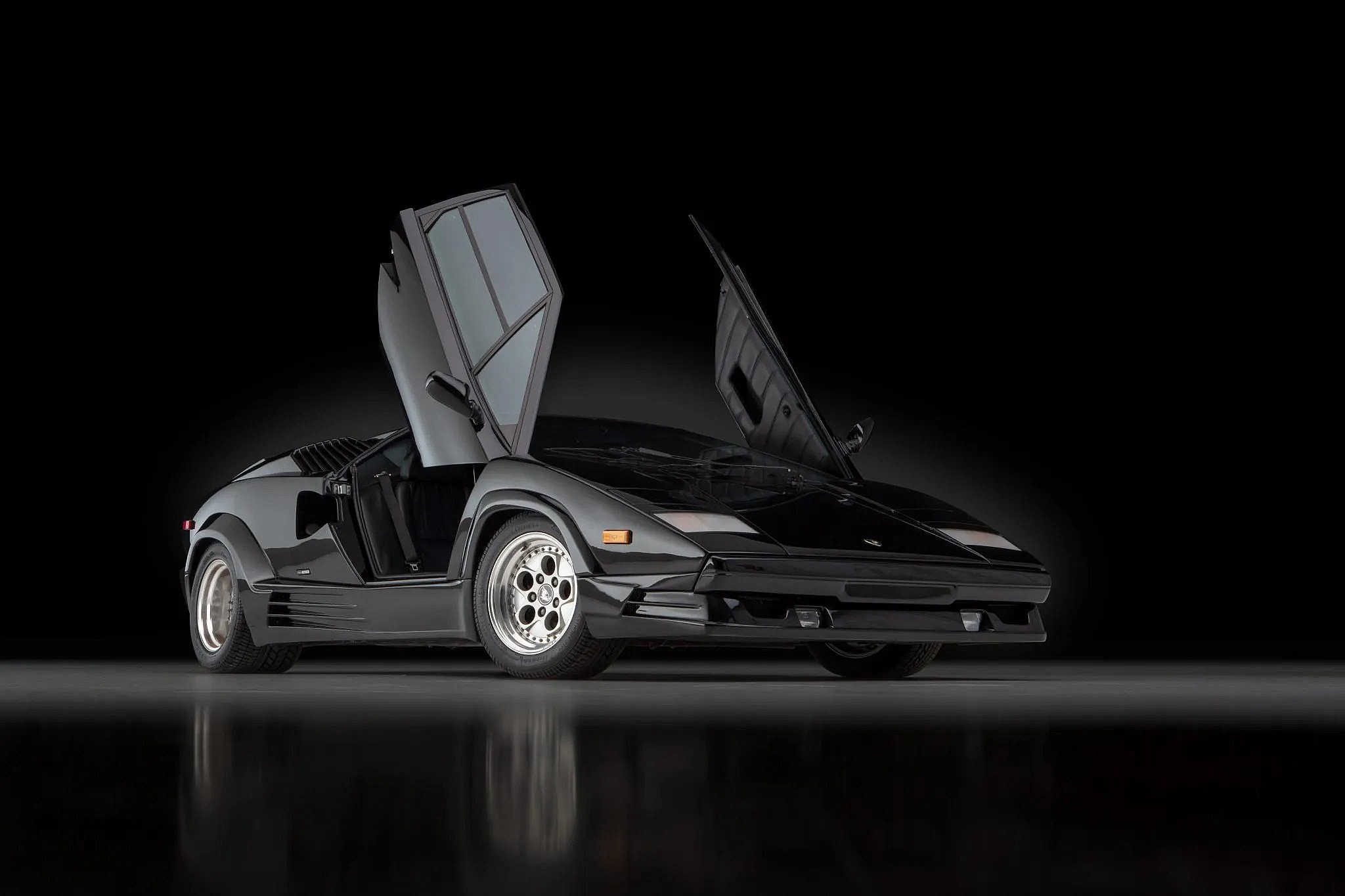 バデーニ 1989 Lamborghini Countach 25th Anniversary | Curated