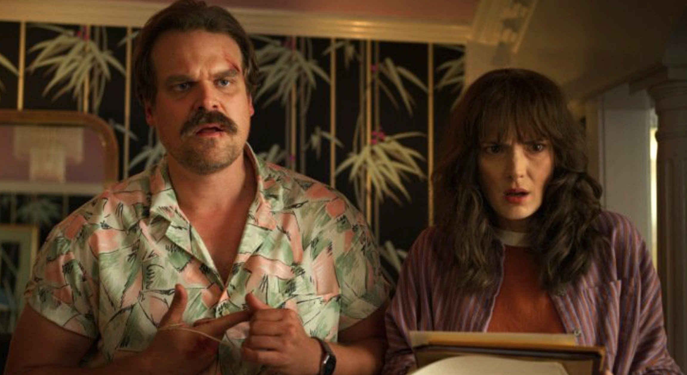 hopper-hawaiian-shirt-winona-netflix-stranger-things