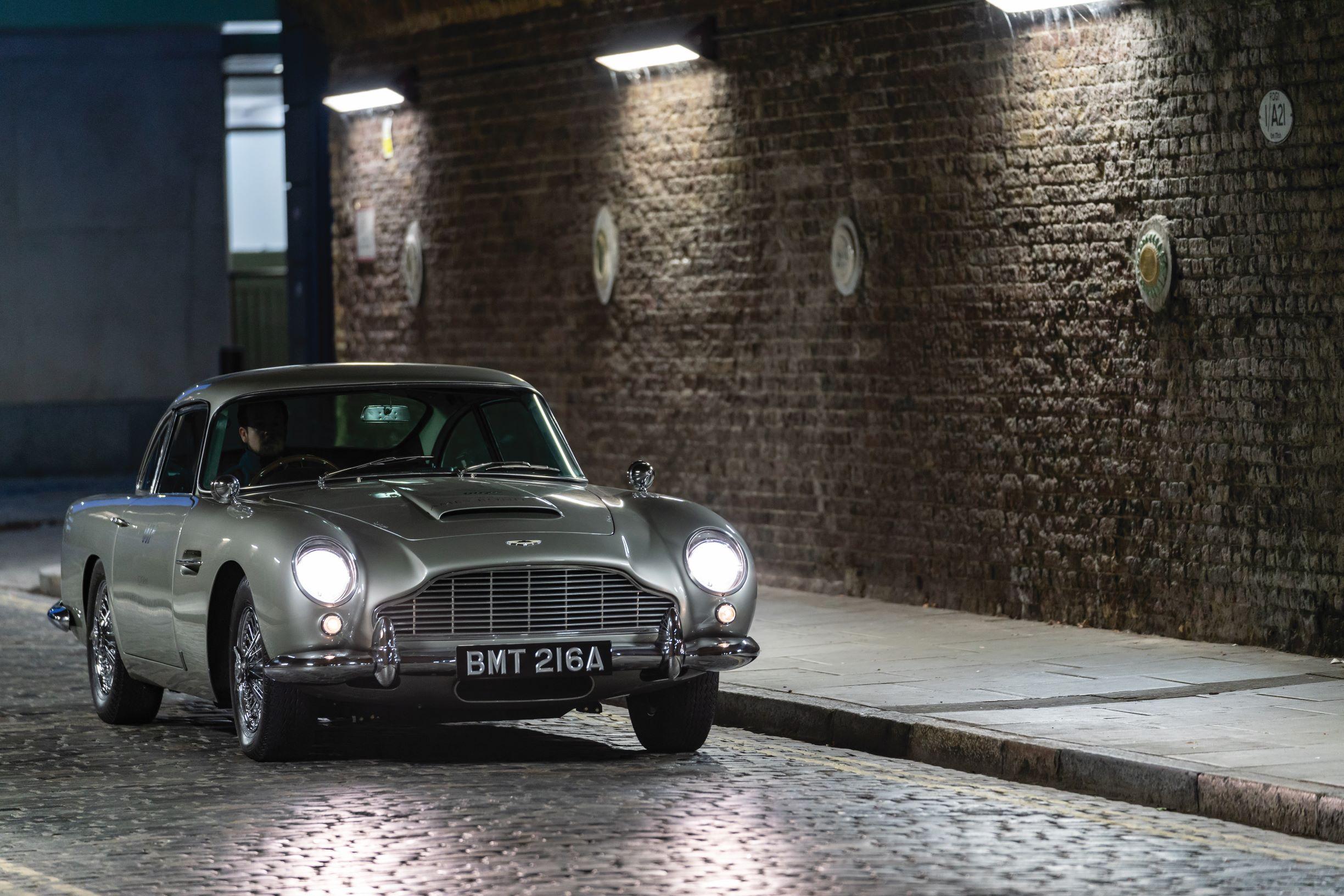 0219-MX_ASTON MARTIN.02