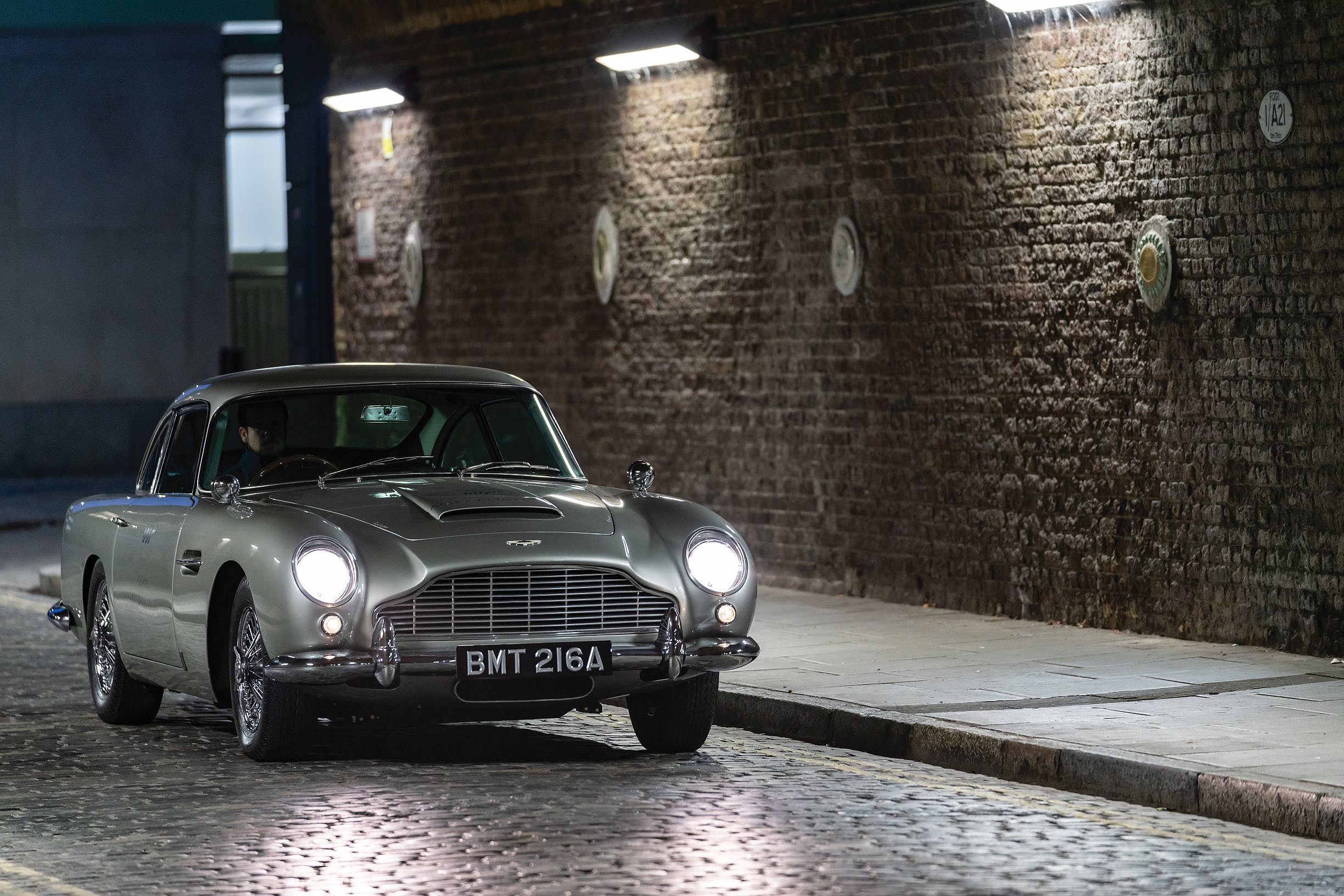 0219-MX_ASTON MARTIN.02