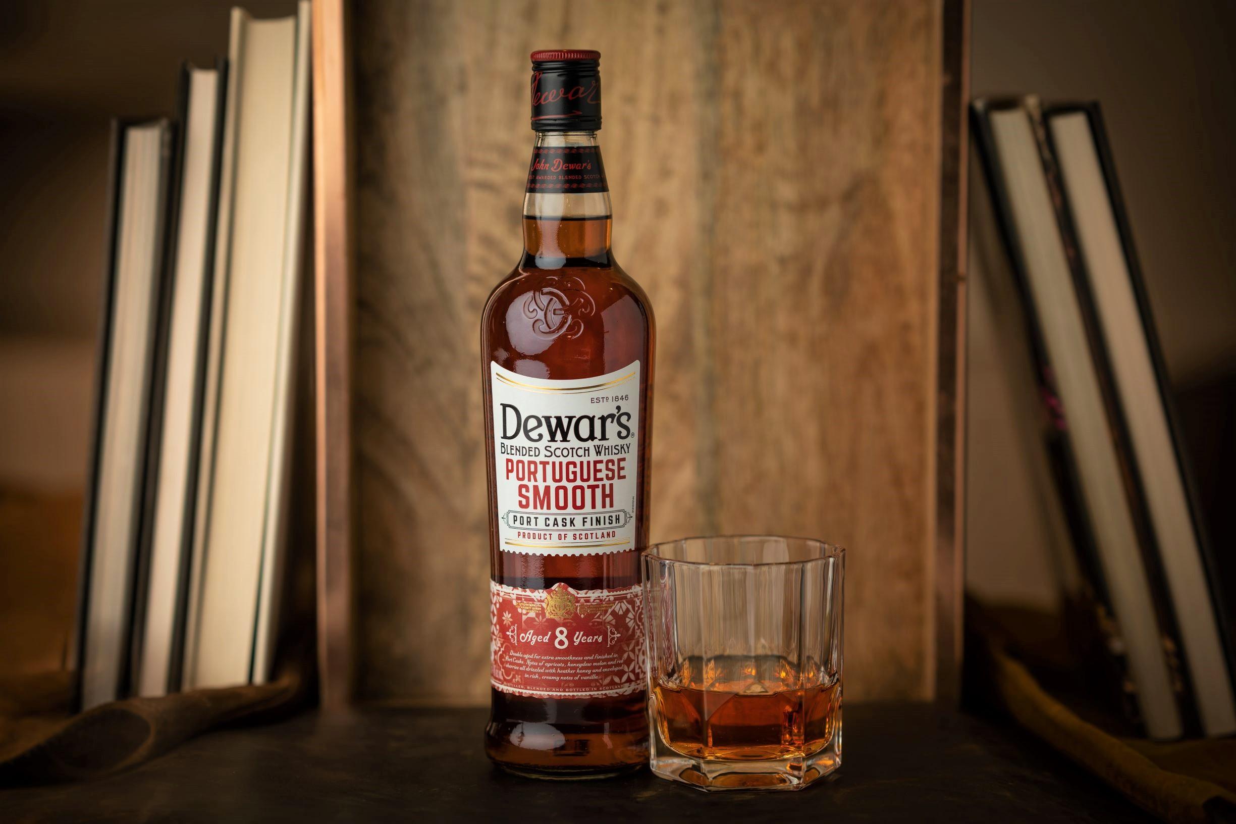 Dewar's 8-Year Portuguese Smooth Cask Finished Whisky (2)