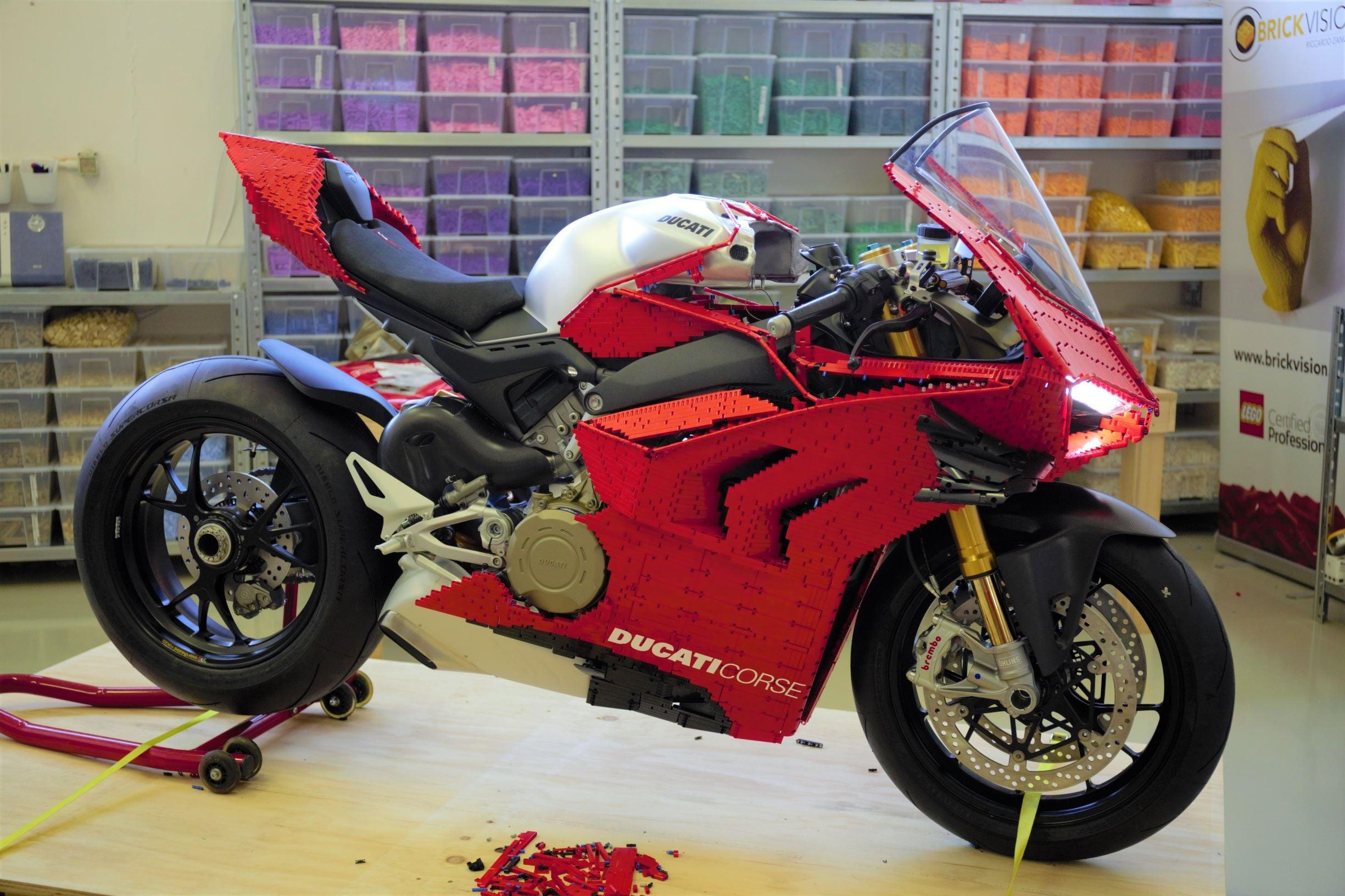 Lego Technic Ducati Panigale V4 R (10)