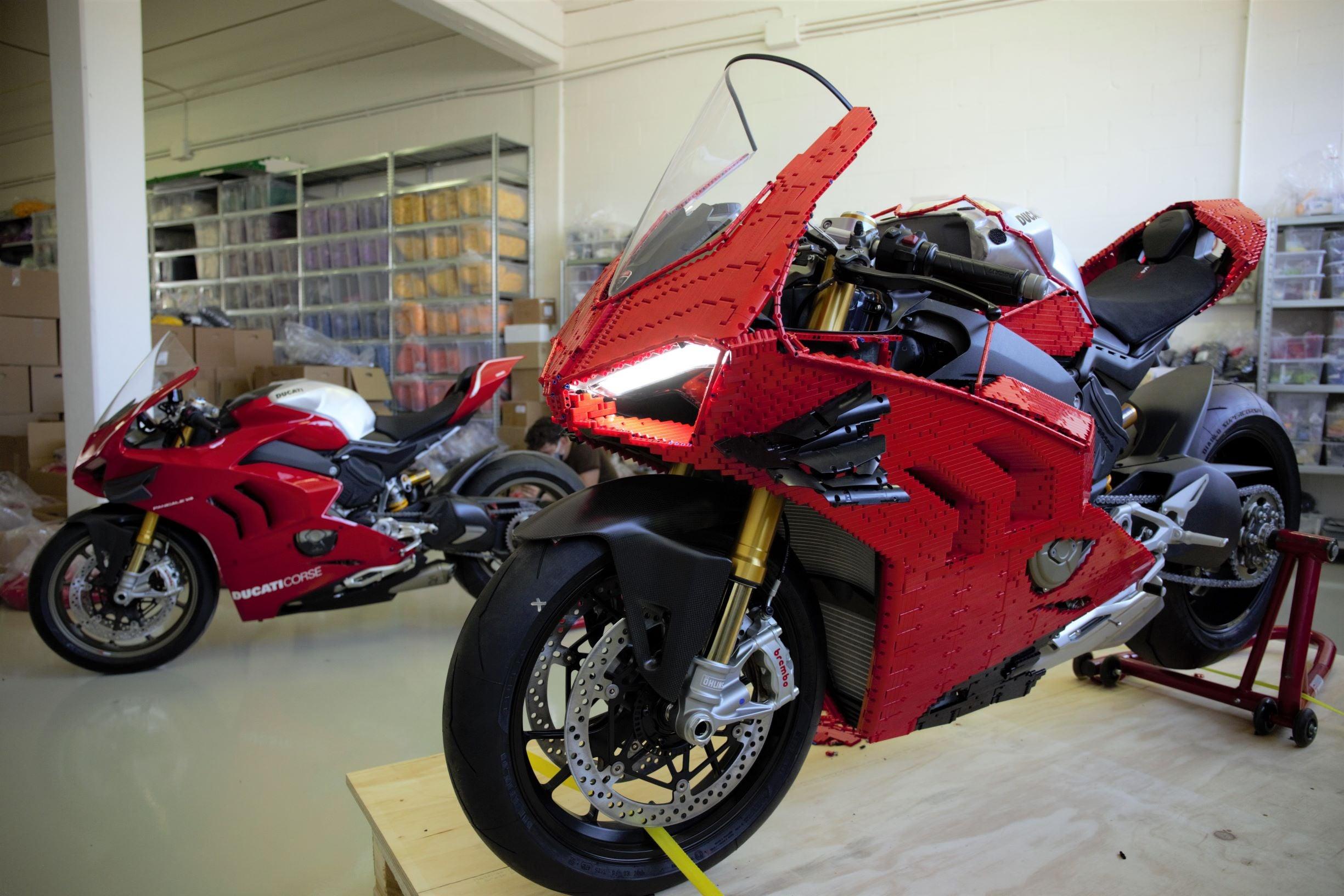 Lego Technic Ducati Panigale V4 R (7)