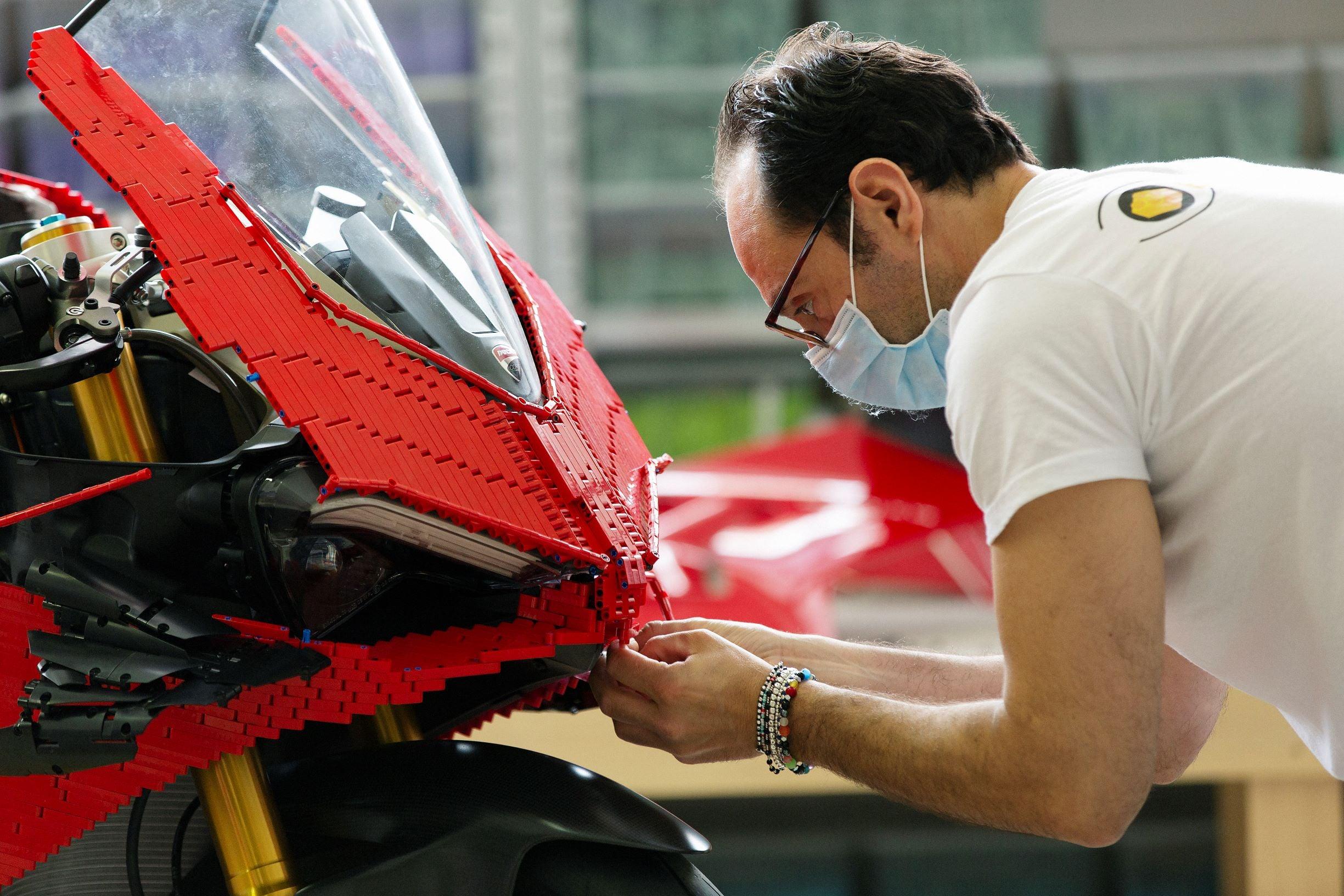 Lego Technic Ducati Panigale V4 R (8)