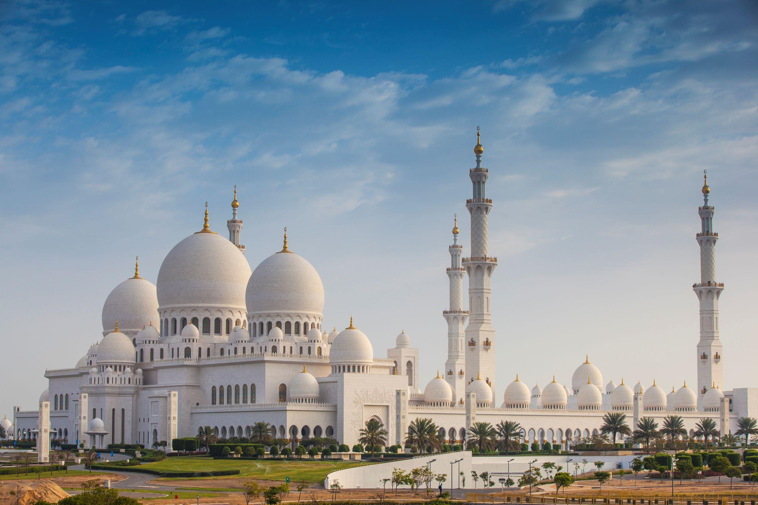 United Arab Emirates, Abu Dhabi, Sheikh Zayed Grand Mosque on cloudy day