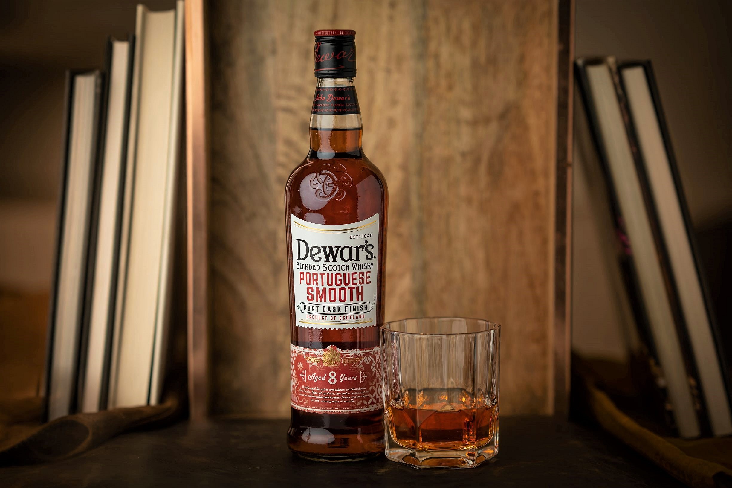 Dewar's 8-Year Portuguese Smooth Cask Finished Whisky (2)