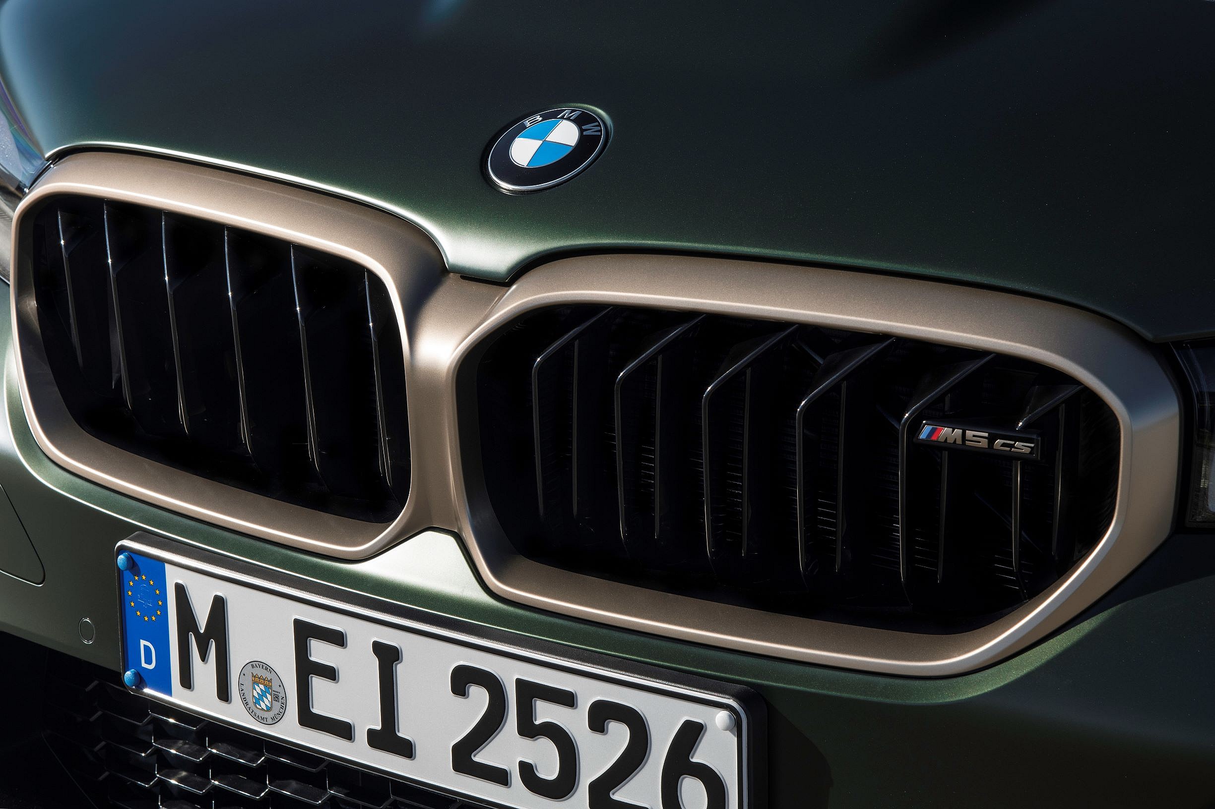 P90411308_highRes_the-new-bmw-m5-cs-01