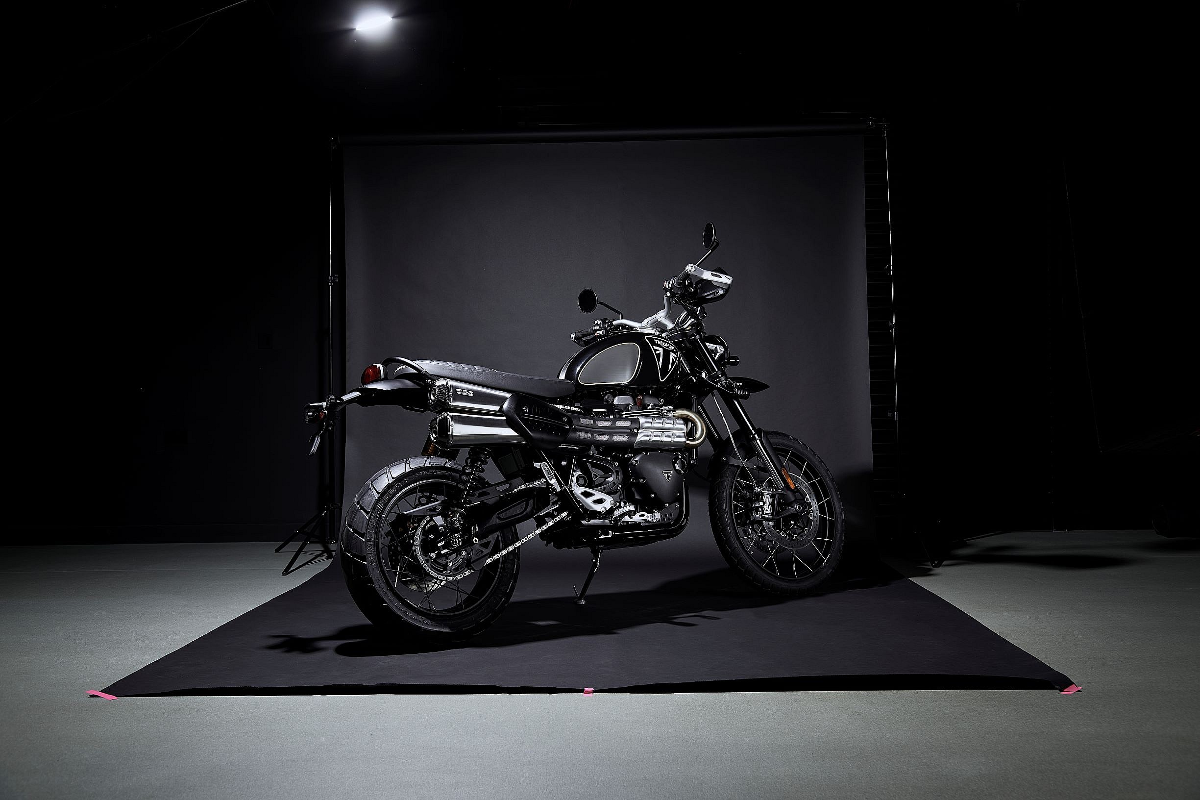 Triumph Scrambler 1200 Bond Edition (1)