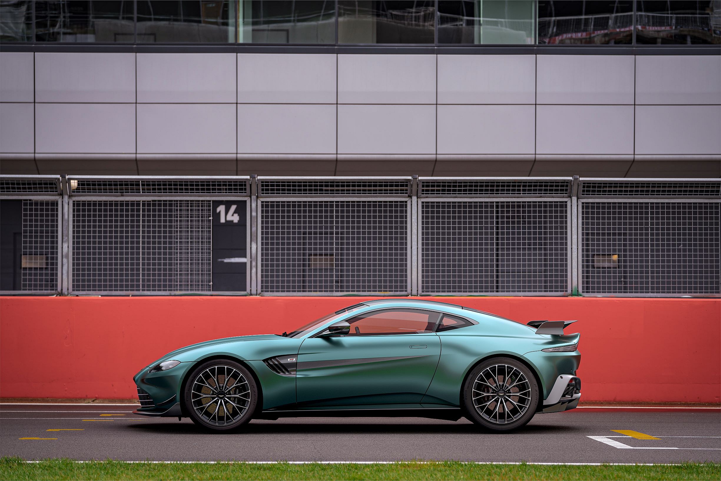 Aston Martin Vantage F1 Edition (5)