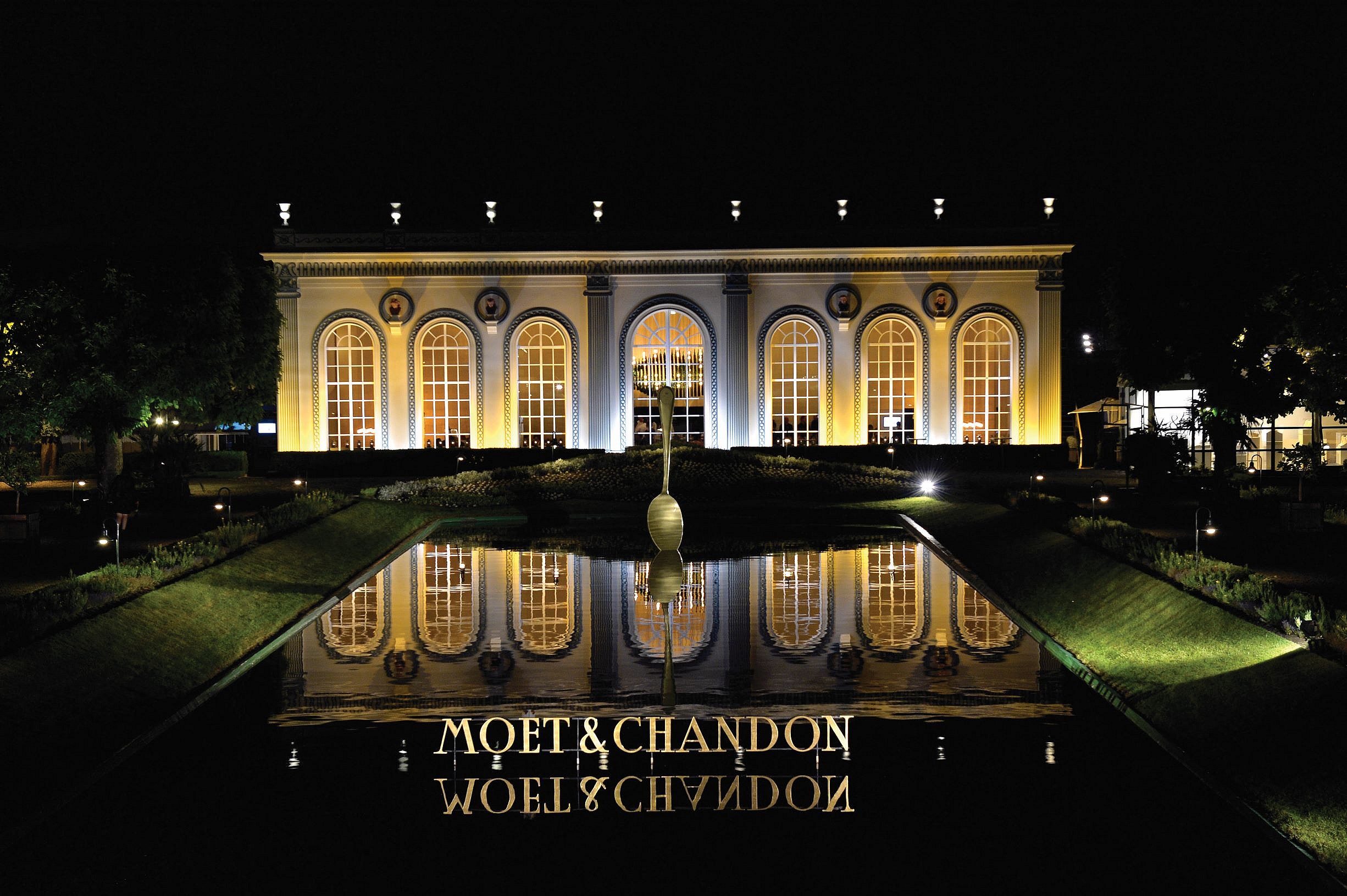 L'Orangerie at Moet & Chandon at night 2