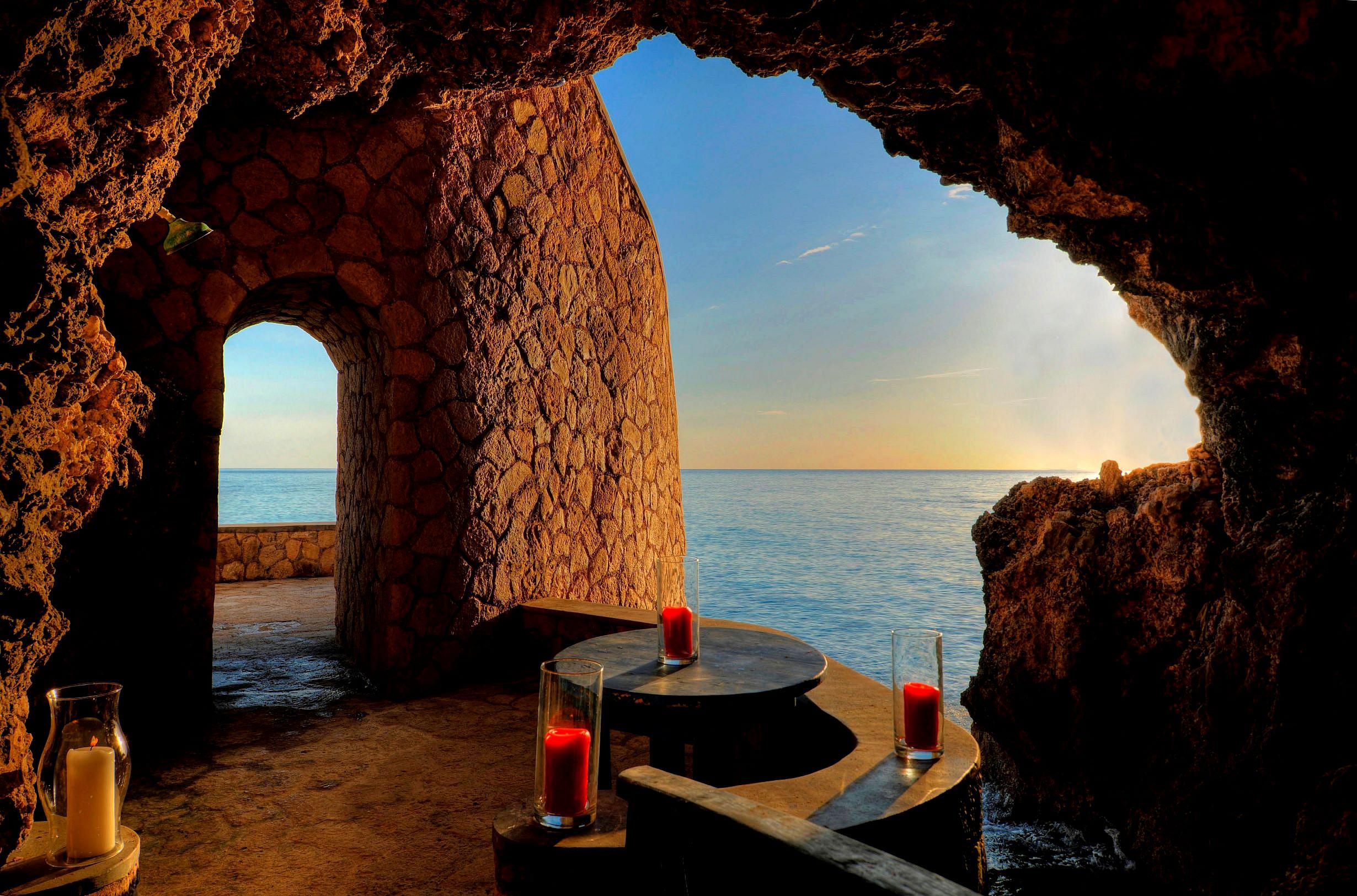 Blackwell Rum Bar, The Caves